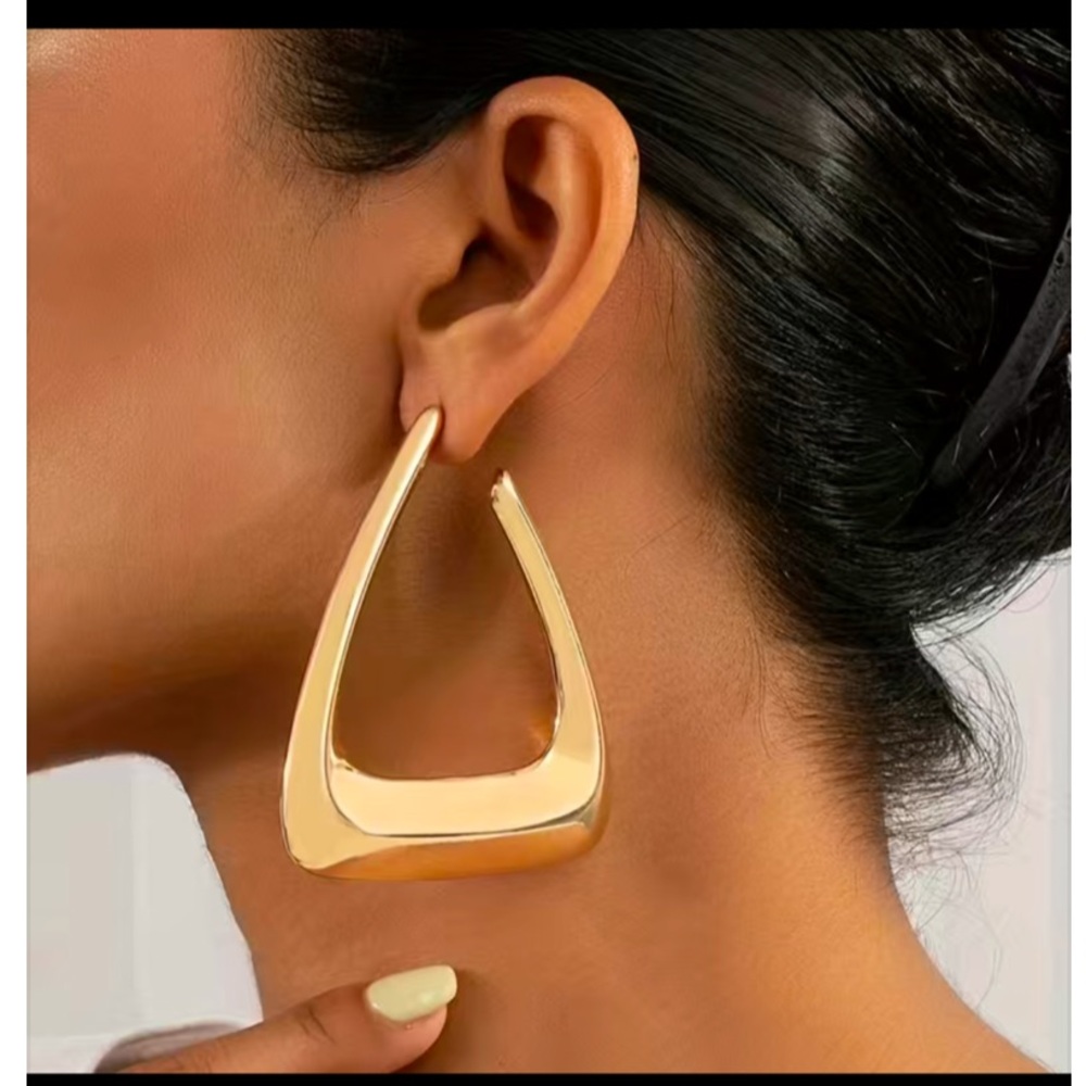 NEW•UNIQUE & MODERN GOLD ANGLED HOOP EARRINGS